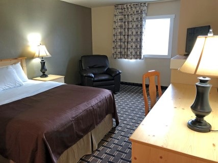 1 Queen Bed Room